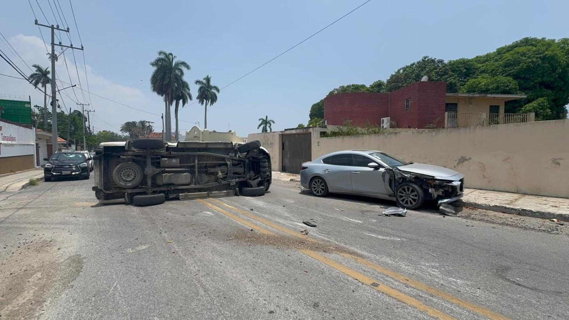 La camioneta terminó volcada a la mitad de la calle.
